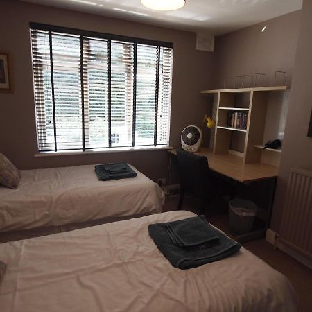Friendly Home In South London Morden Esterno foto