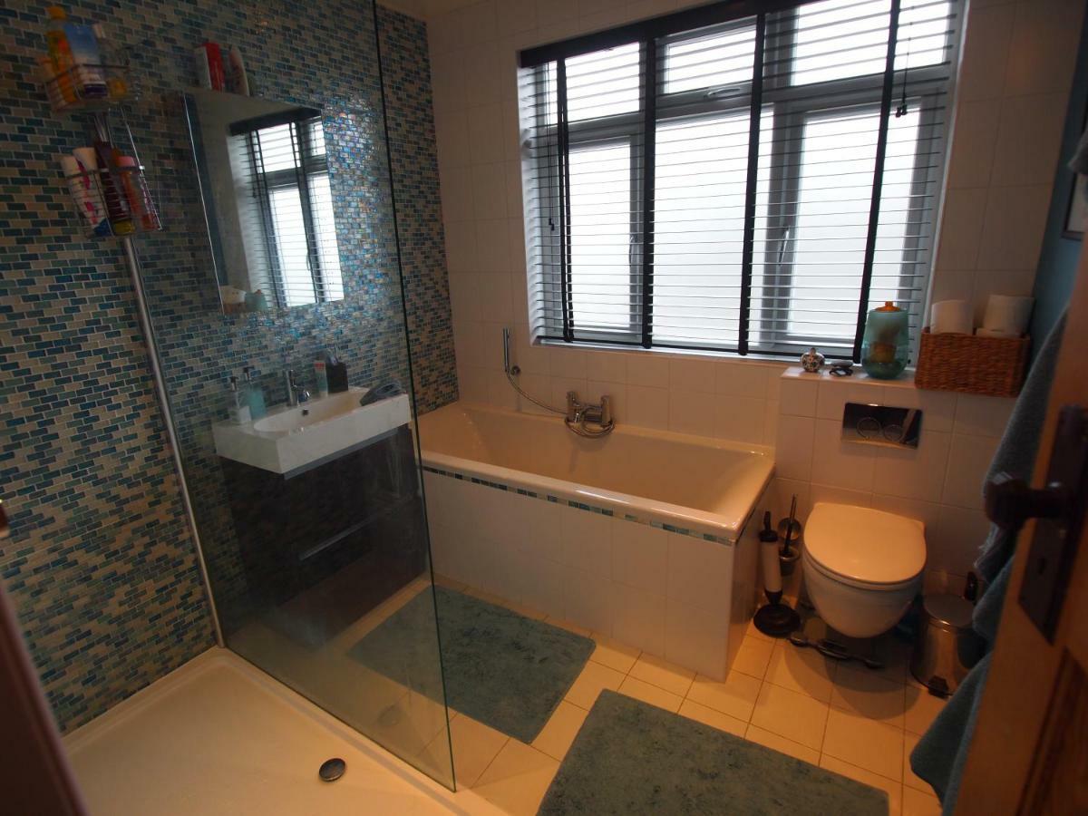 Friendly Home In South London Morden Esterno foto