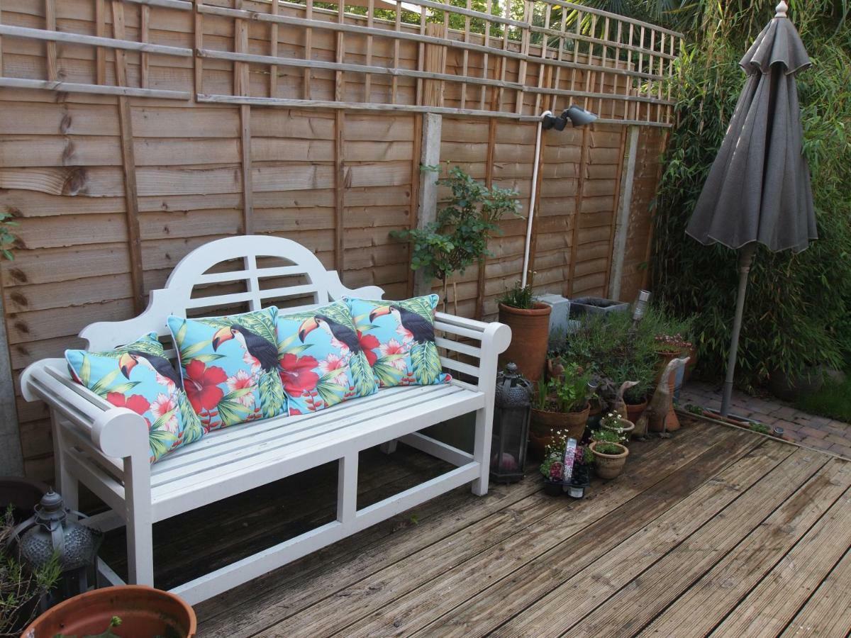 Friendly Home In South London Morden Esterno foto