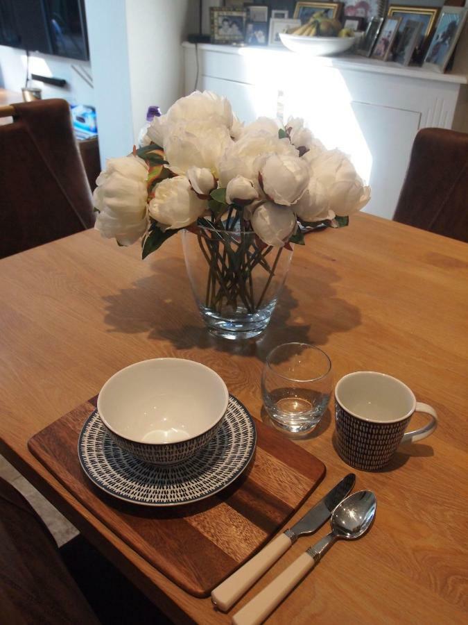 Friendly Home In South London Morden Esterno foto